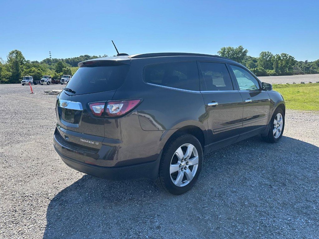 Used 2016 Chevrolet Traverse LT w/ Style and Technology Package FWD image 3