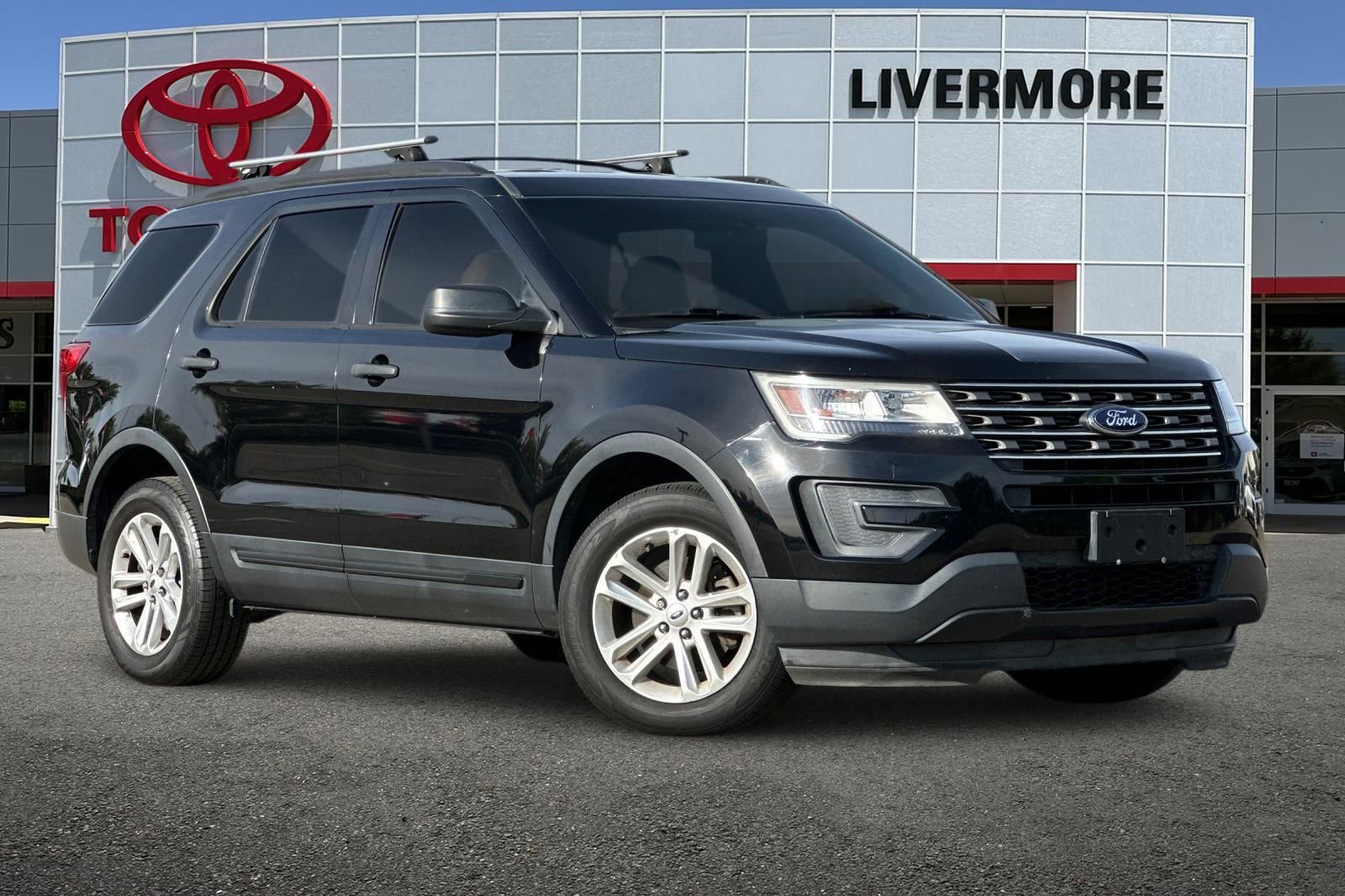 Used 2017 Ford Explorer FWD image 2