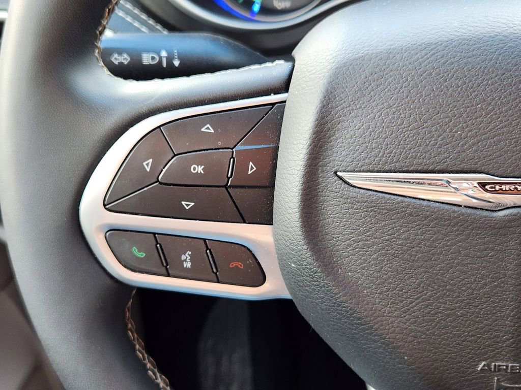 Used 2024 Chrysler Pacifica Select image 18