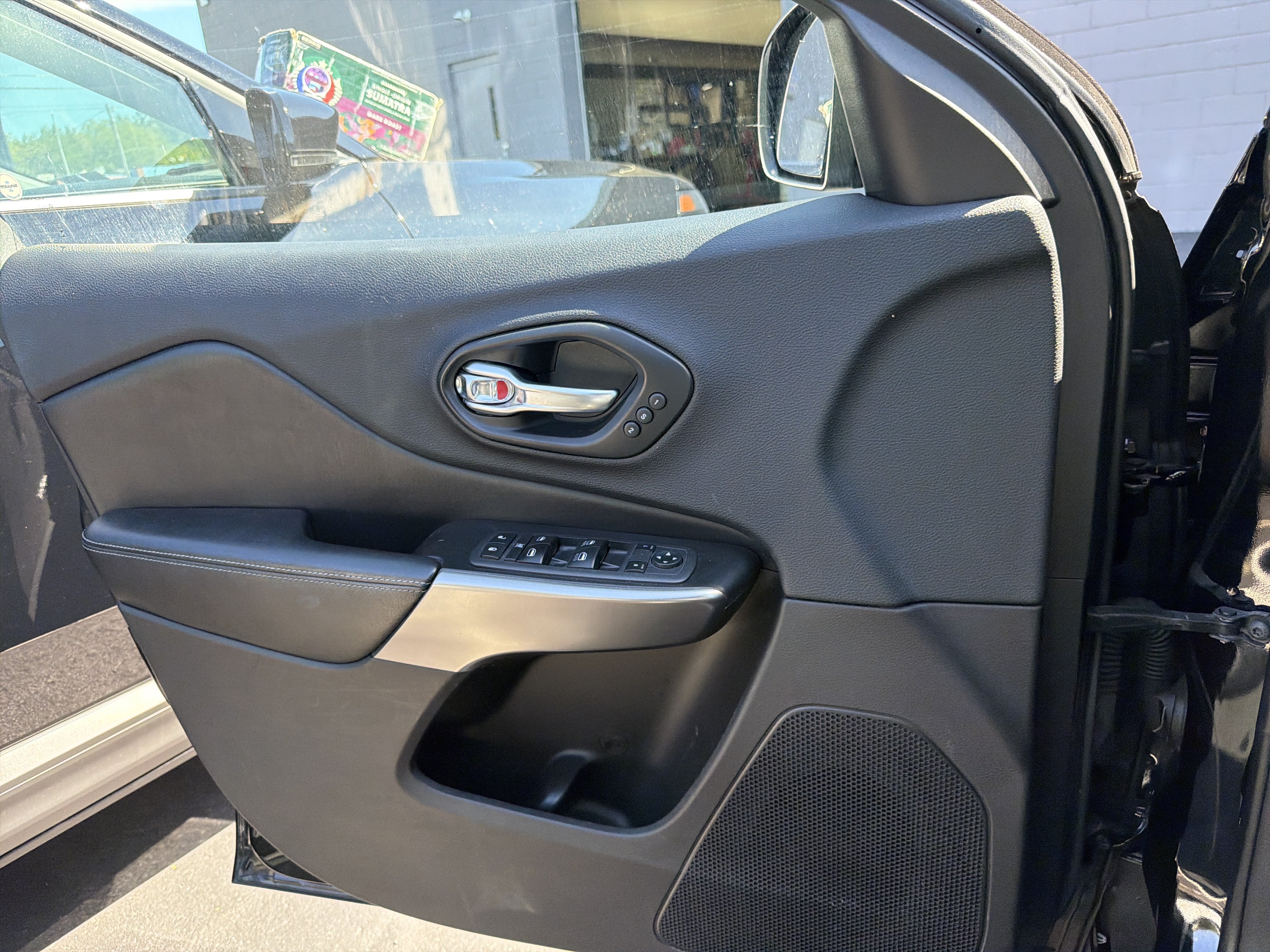 Used 2019 Jeep Cherokee Limited AWD/4WD image 18