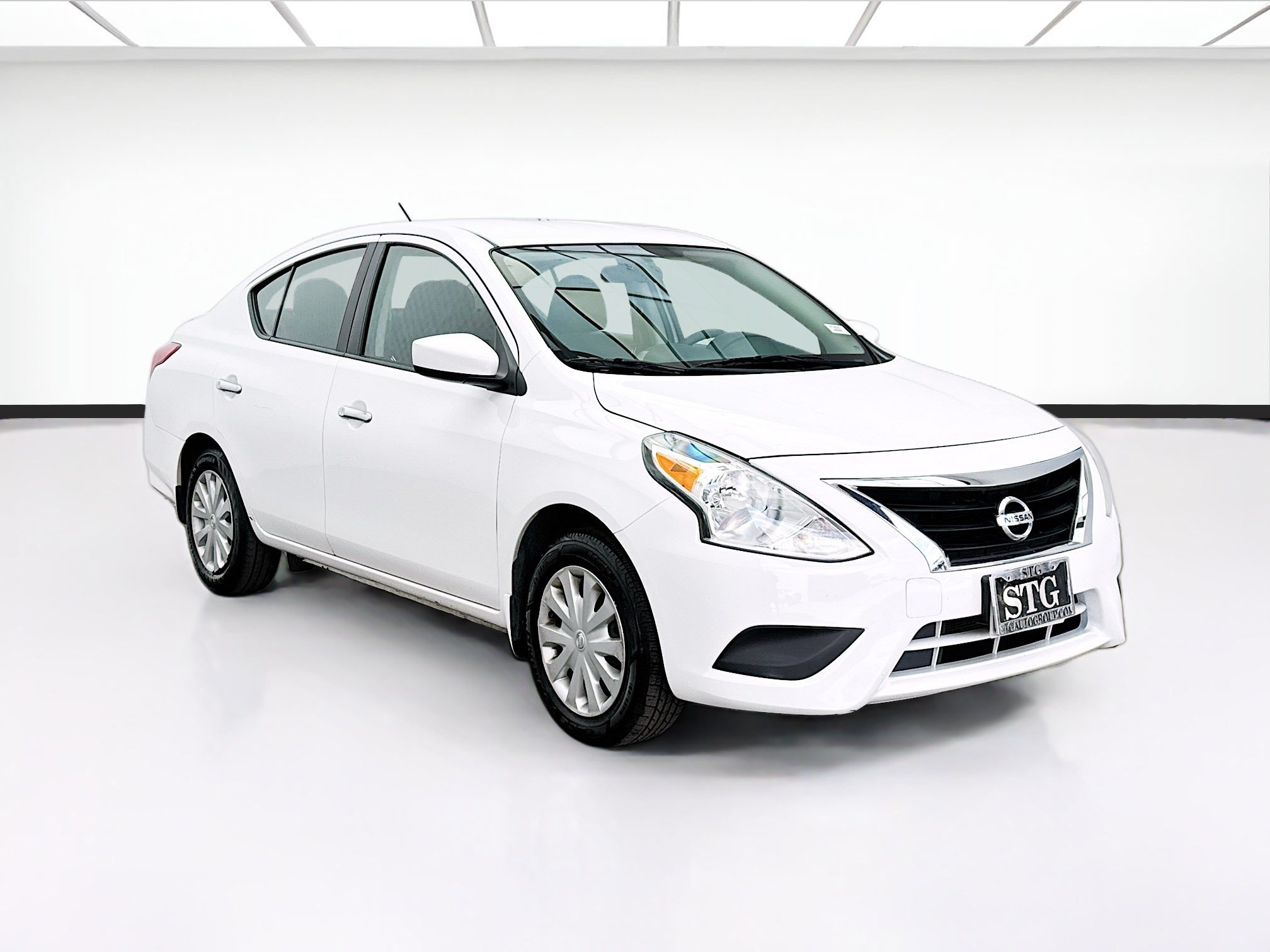 Used 2018 Nissan Versa SV FWD image 3