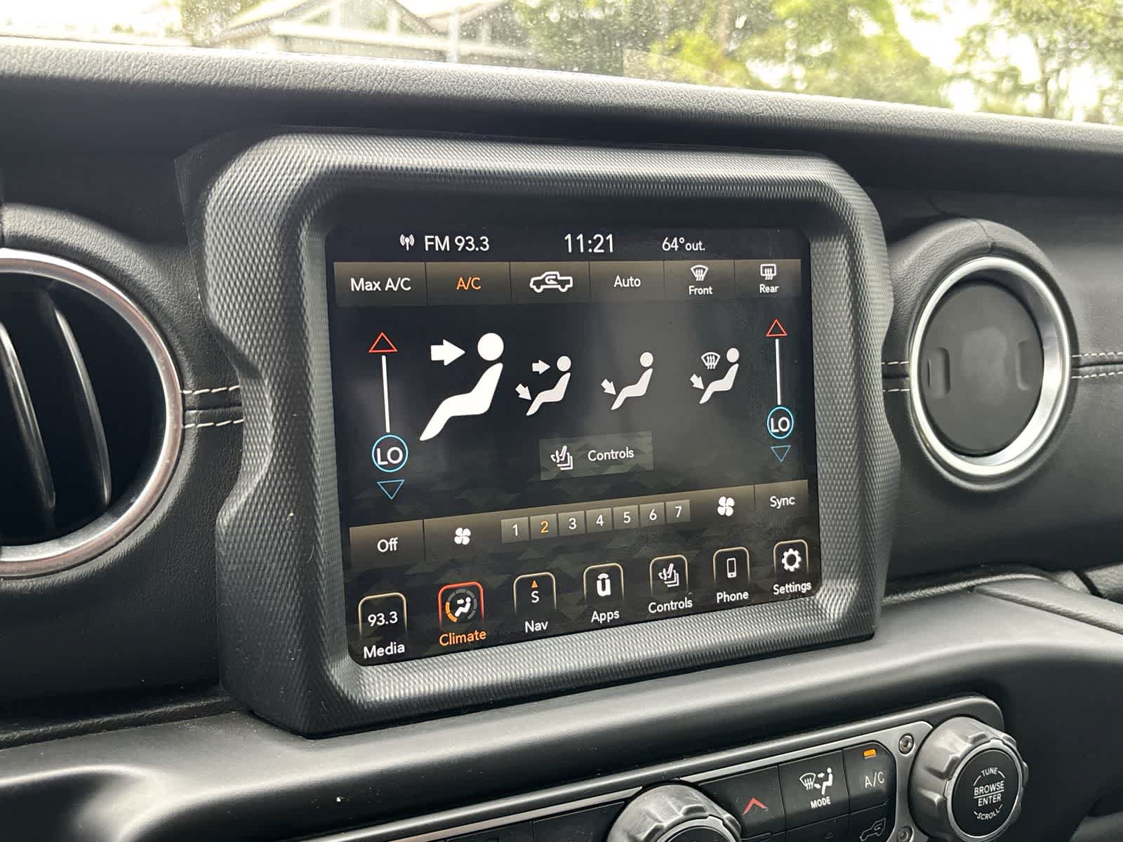 Certified 2020 Jeep Gladiator Overland AWD/4WD image 11