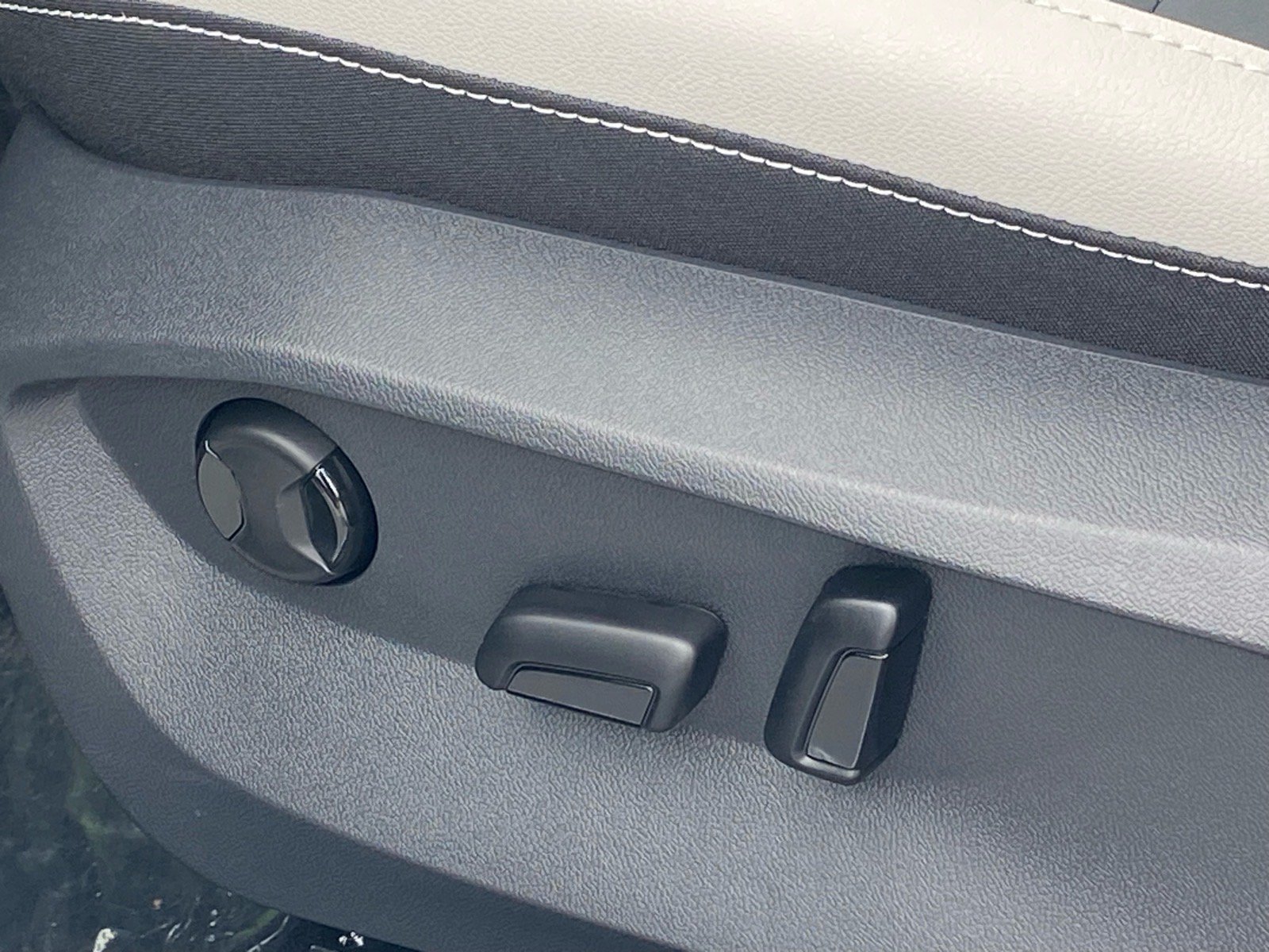 New 2026 Volkswagen Taos SE FWD image 3