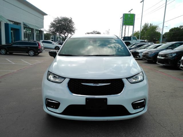 Used 2025 Chrysler Pacifica Select FWD image 2