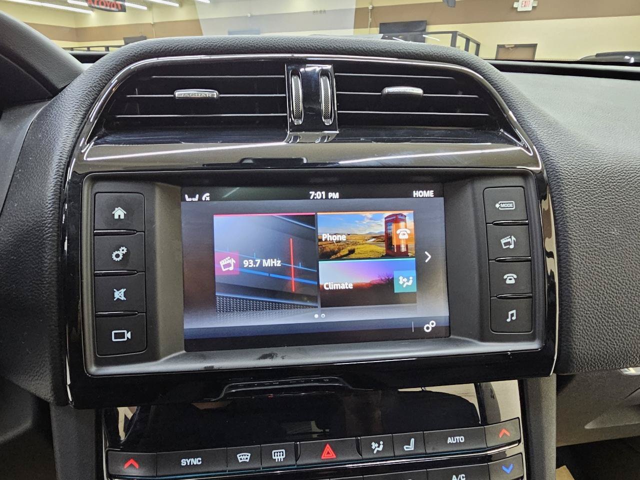 Used 2018 Jaguar F-PACE Premium AWD/4WD image 34