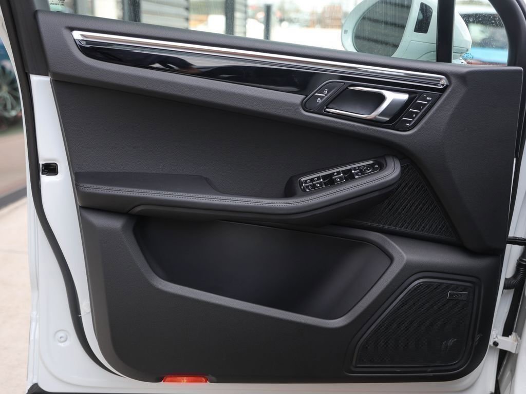Certified 2025 Porsche Macan image 26