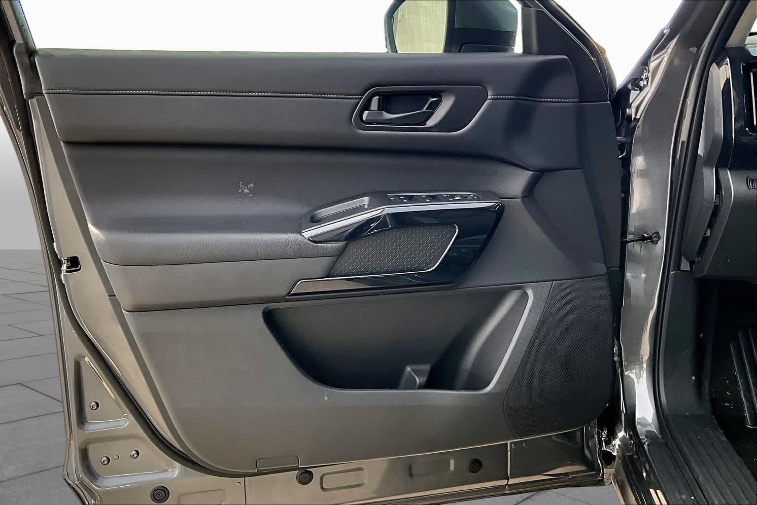 Certified 2025 Nissan Pathfinder SV w/ SV Premium Package FWD image 22