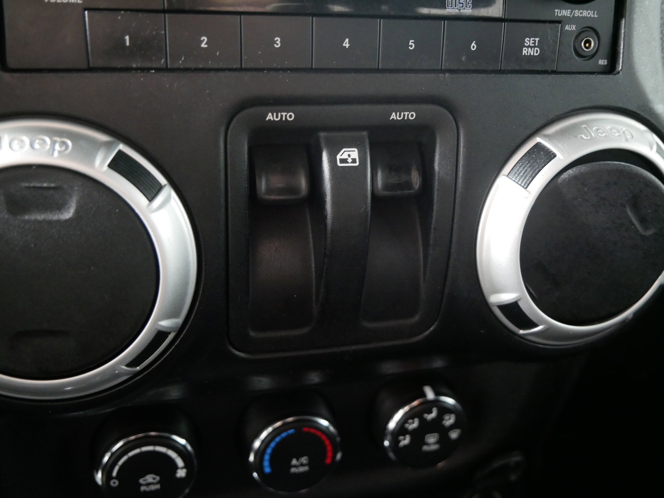 Used 2011 Jeep Wrangler Sahara w/ Dual Top Group image 33