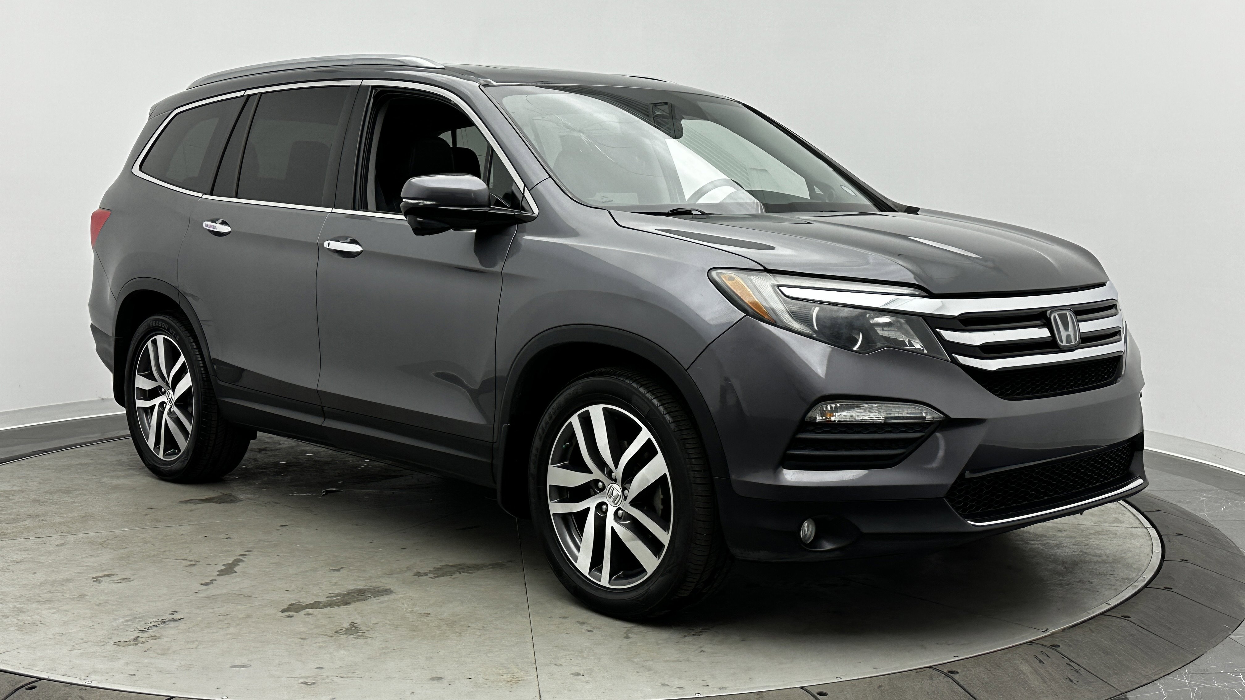 Used 2018 Honda Pilot Touring image 3