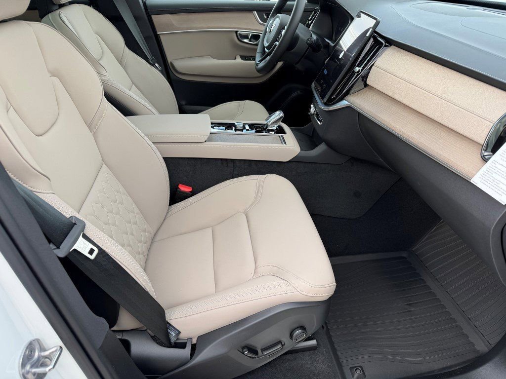 New 2026 Volvo XC90 B6 Plus w/ Protection Package Premier image 9
