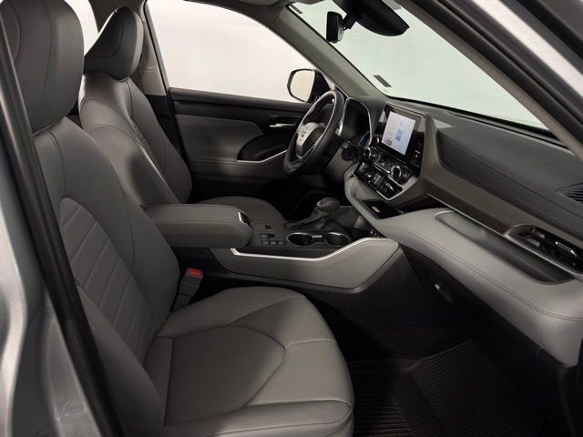 Used 2025 Toyota Highlander XLE image 15