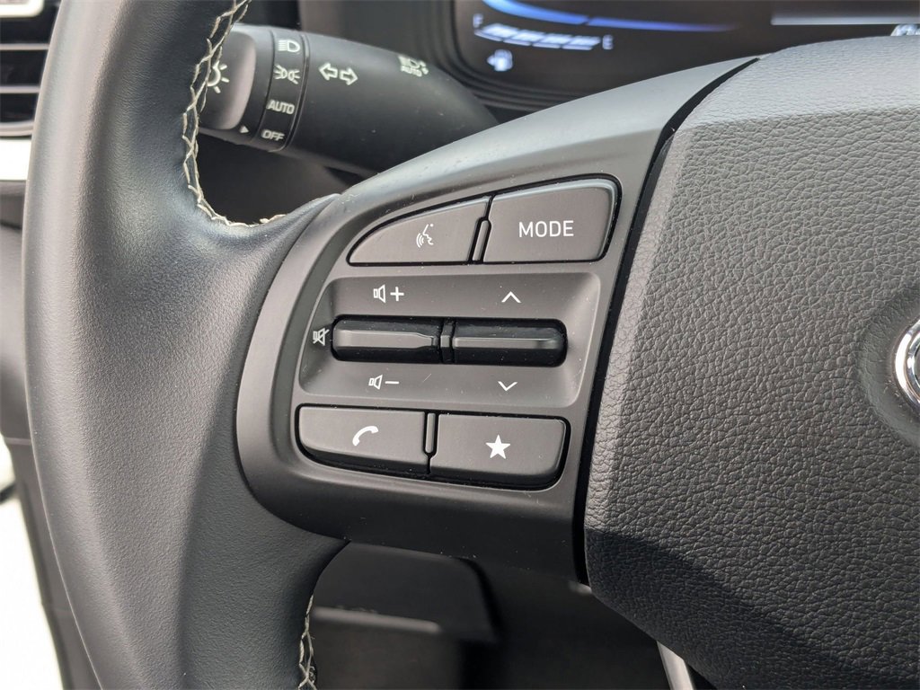 Used 2025 Hyundai Venue Limited image 18