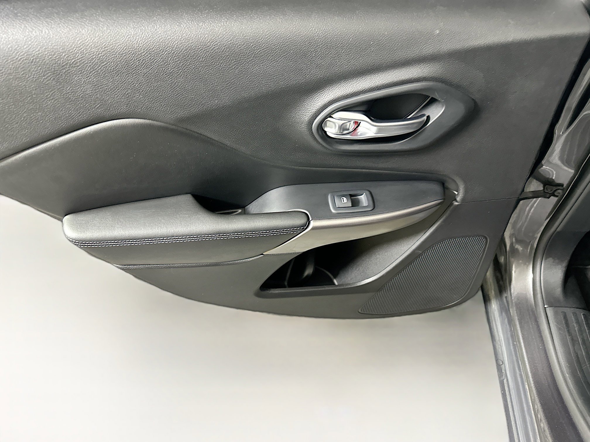 Used 2019 Jeep Cherokee Latitude Plus FWD image 24