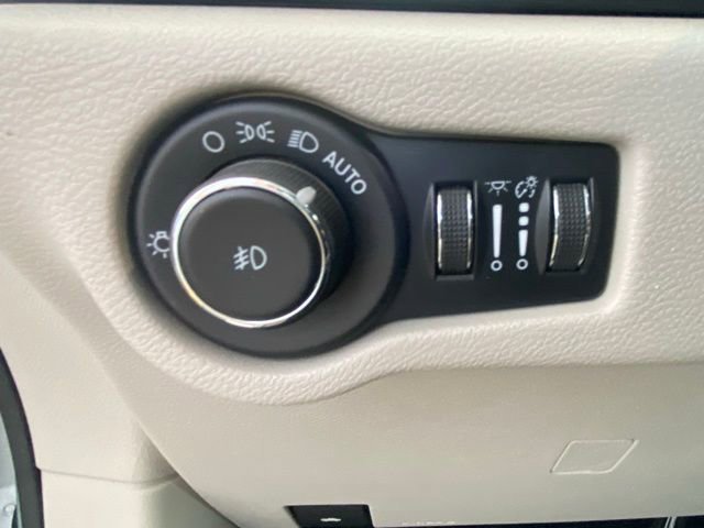 Used 2023 Chrysler Pacifica Touring-L image 16