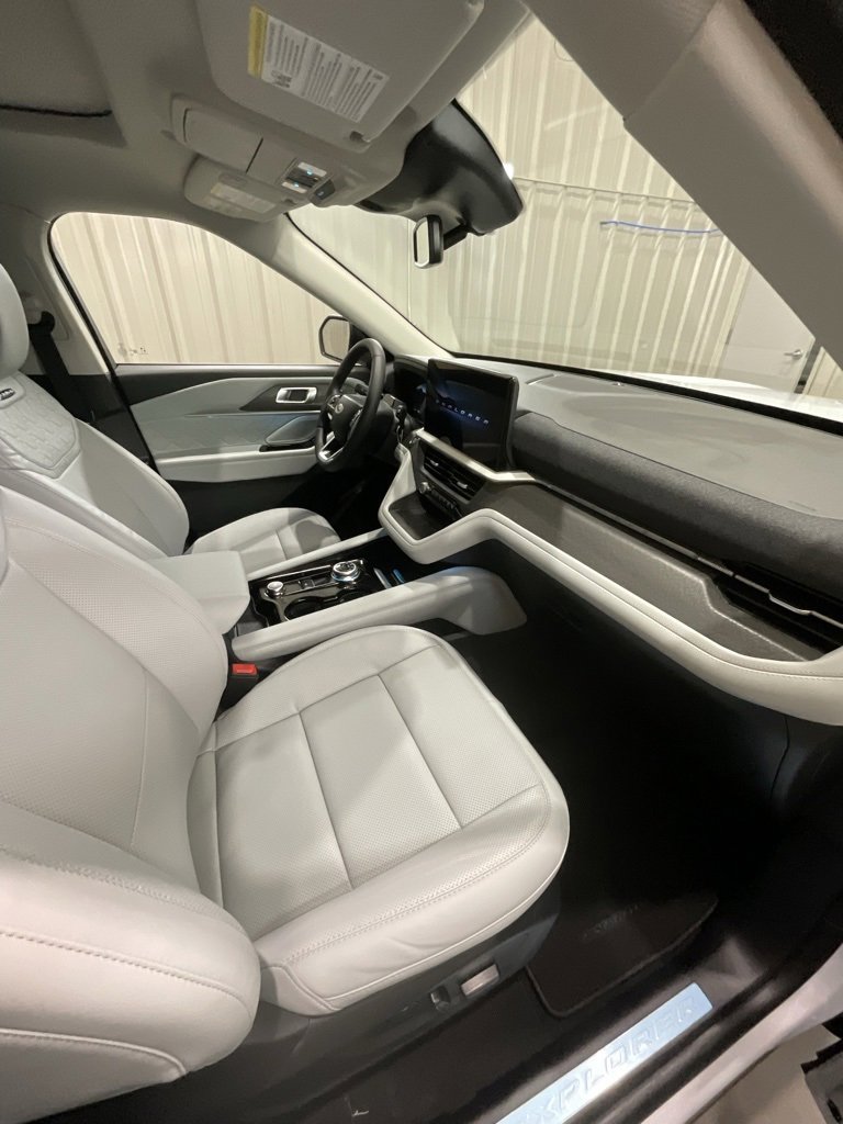 Used 2025 Ford Explorer Platinum w/ Ultimate Package image 16