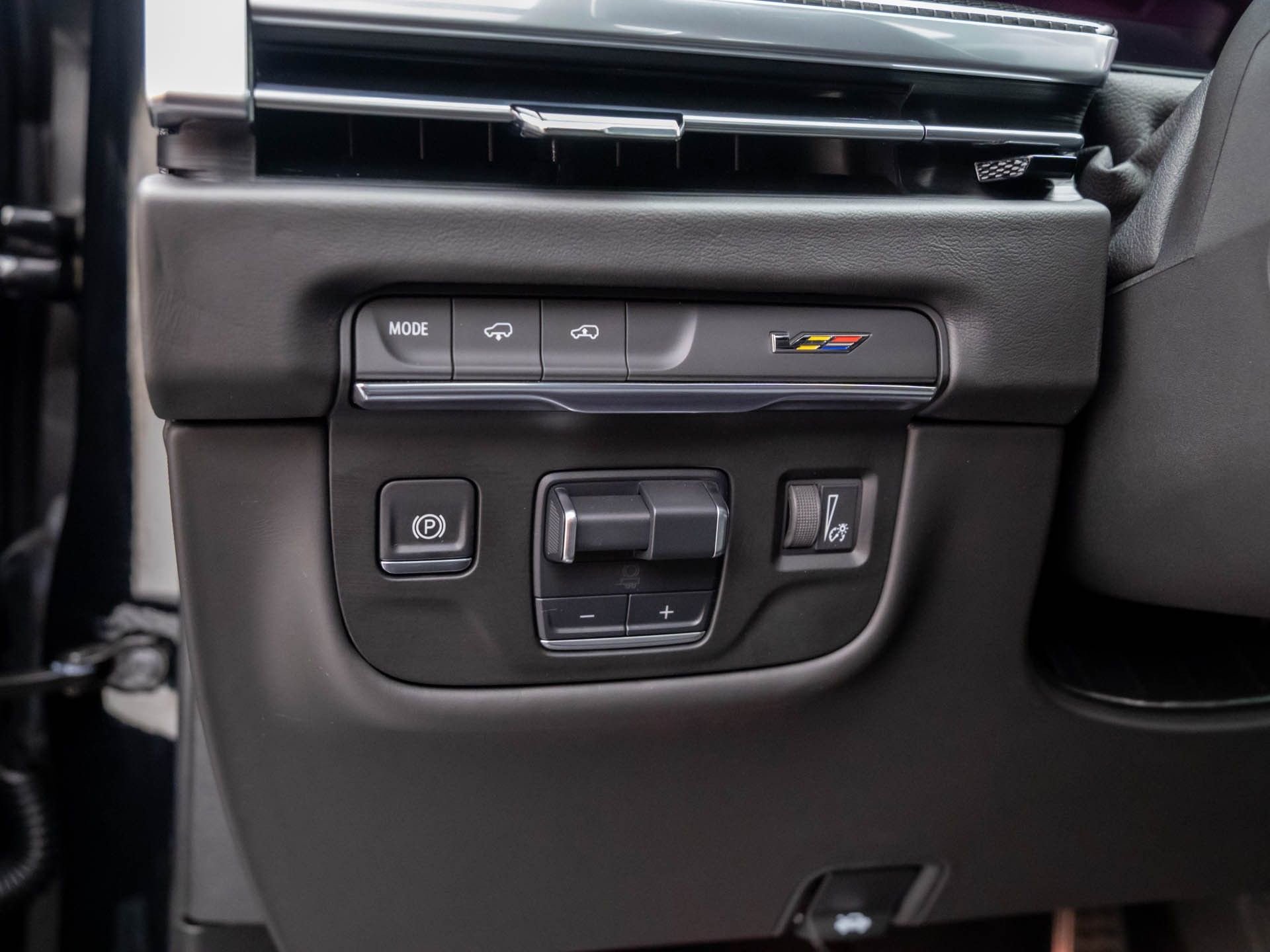 Used 2025 Cadillac Escalade V w/ LPO, ONYX Package image 24