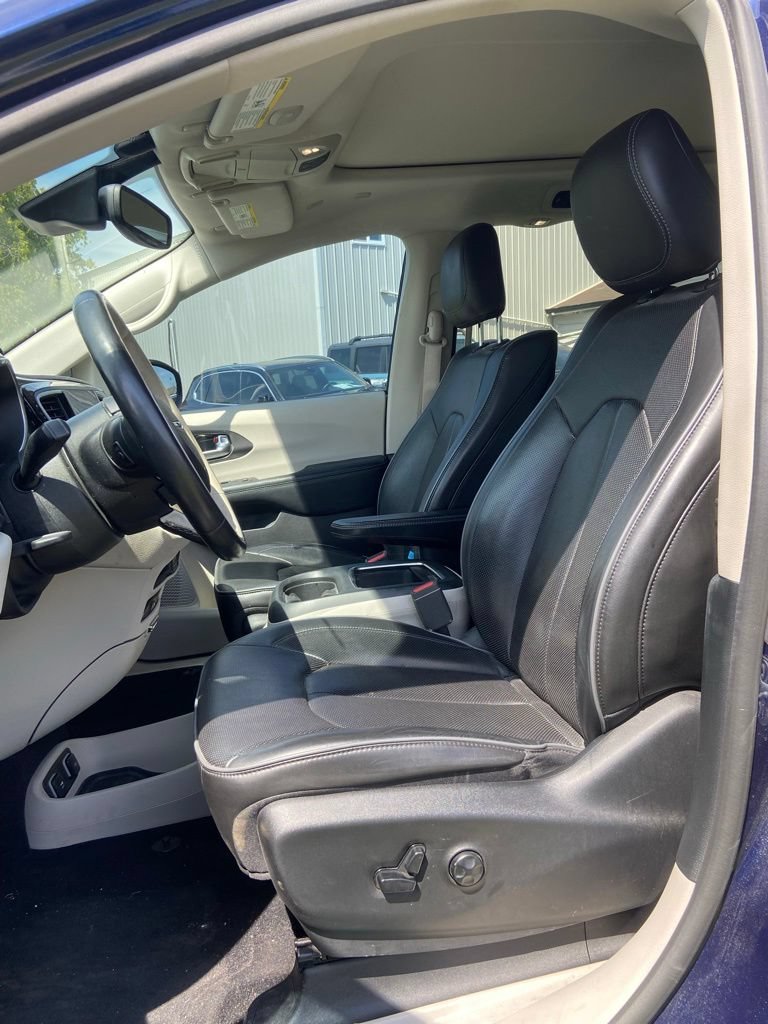 Used 2019 Chrysler Pacifica Limited w/ Tire & Wheel Group FWD image 11