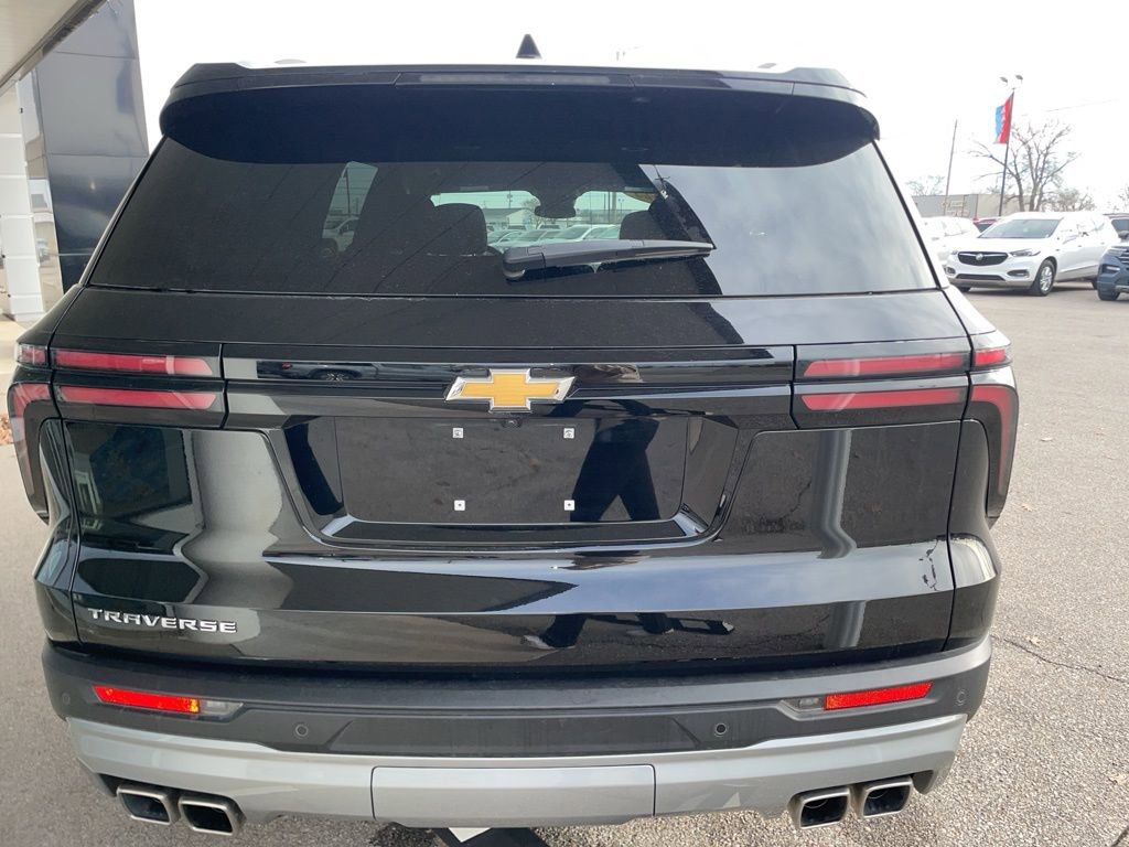 Used 2025 Chevrolet Traverse LT image 4