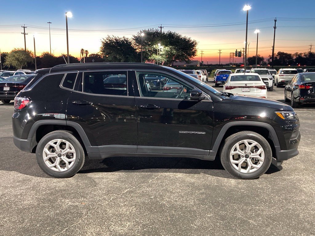 Used 2025 Jeep Compass Latitude AWD/4WD image 4