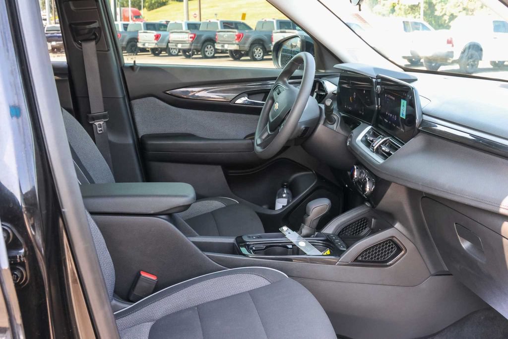 Used 2025 Chevrolet TrailBlazer LT AWD/4WD image 15