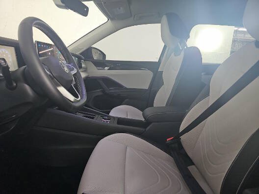 Used 2025 Volkswagen Tiguan SE FWD image 7