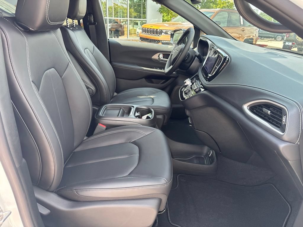 New 2027 Chrysler Pacifica Select FWD image 28