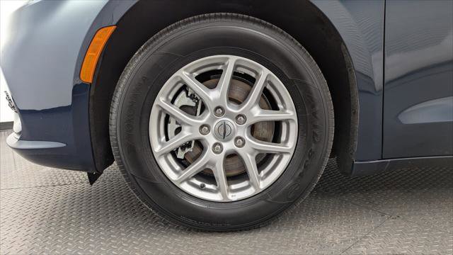 Used 2025 Chrysler Pacifica Select FWD image 31