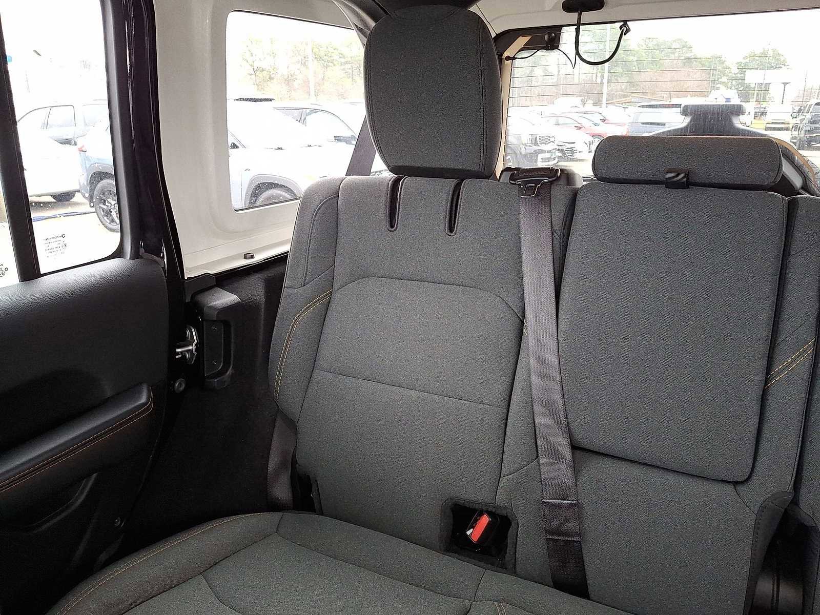 Used 2025 Jeep Wrangler Sahara image 13