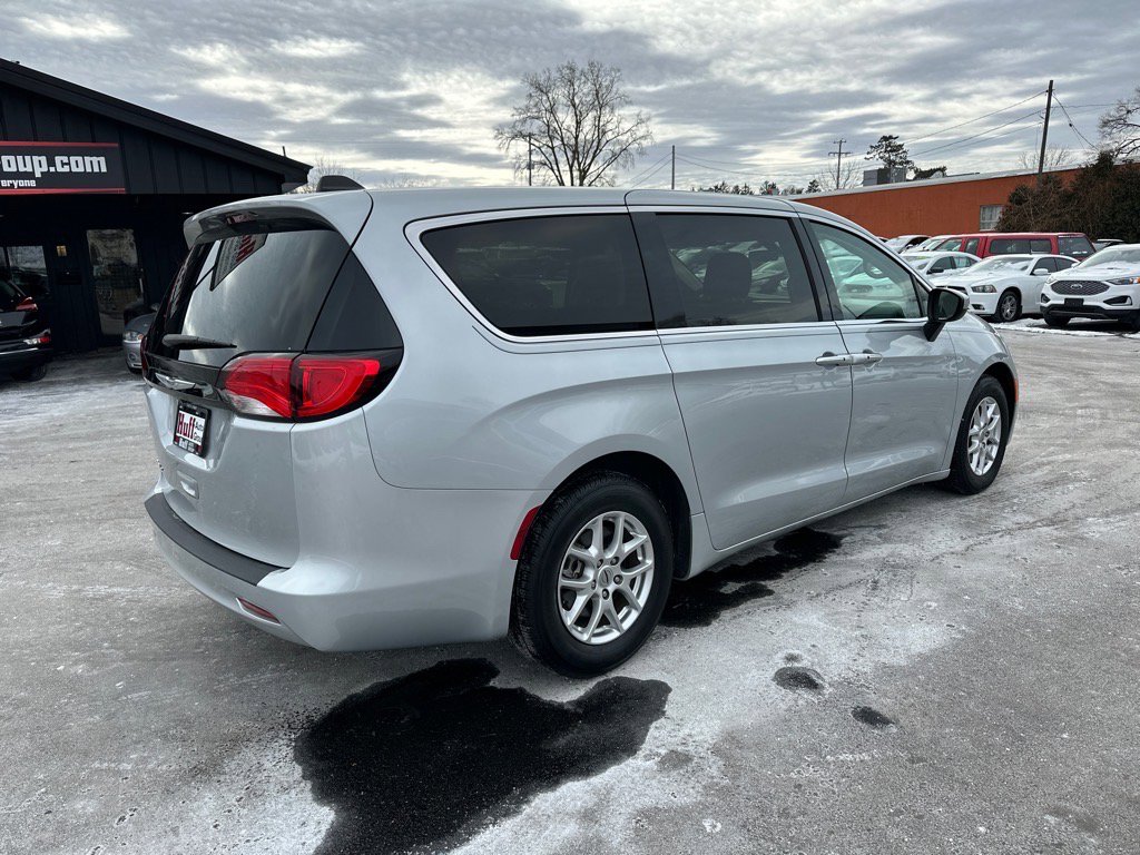 Used 2022 Chrysler Voyager LX image 6