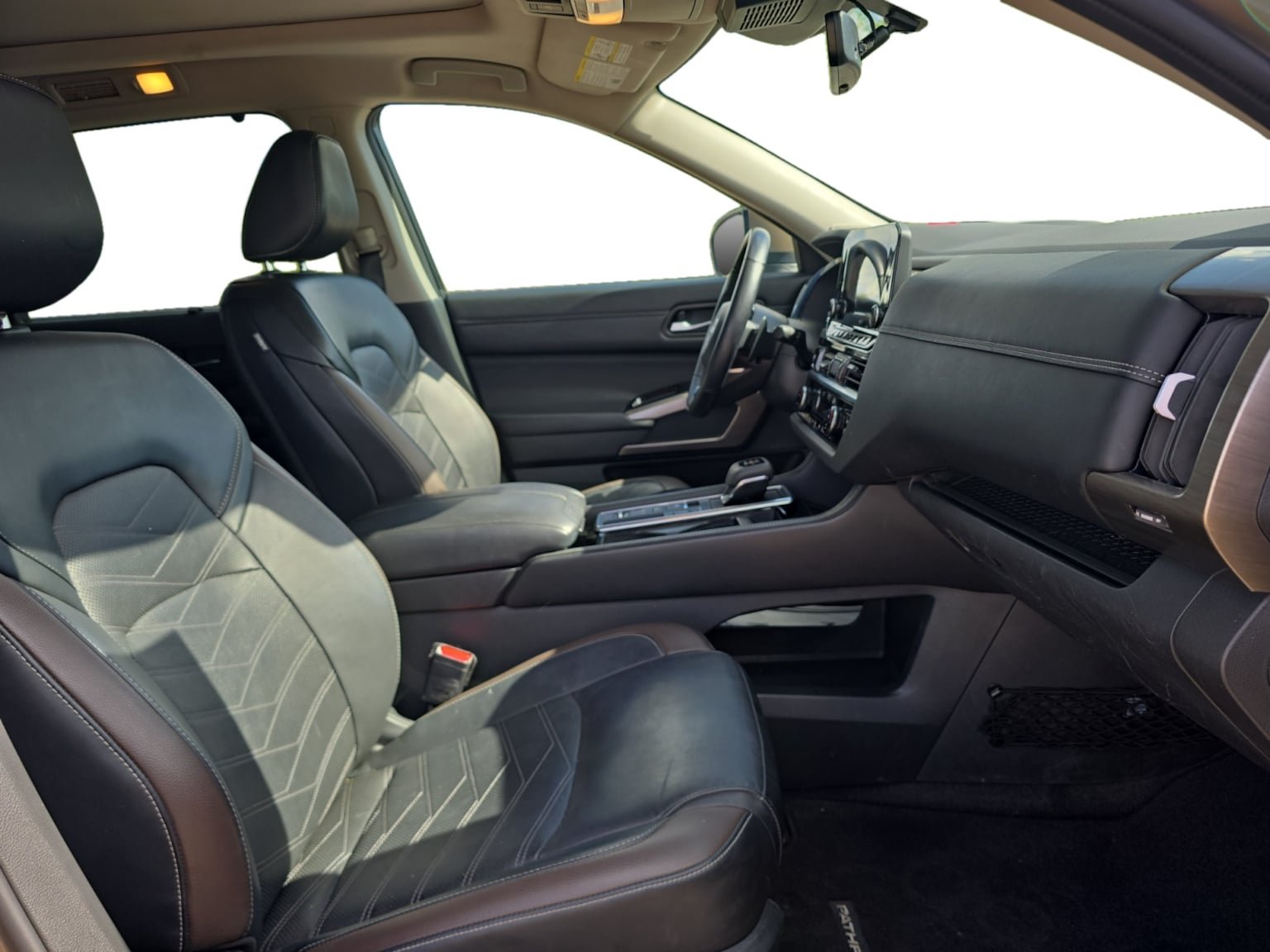 Used 2024 Nissan Pathfinder Platinum FWD image 17
