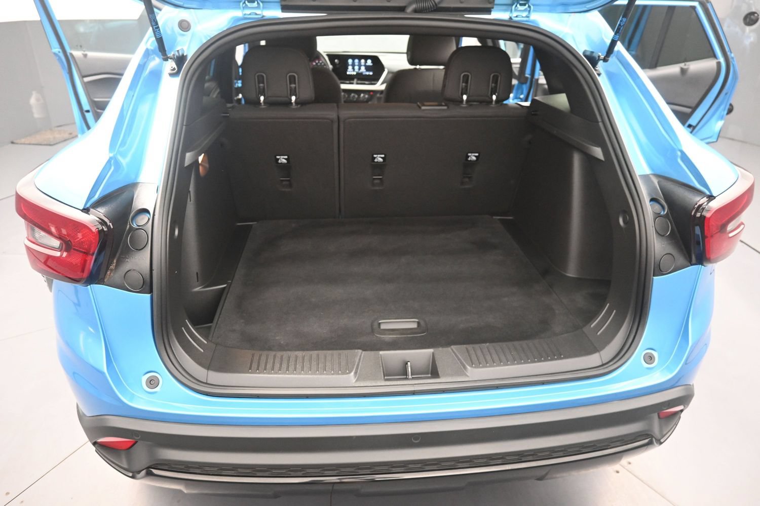 Used 2025 Chevrolet Trax RS w/ Sunroof Package FWD image 36