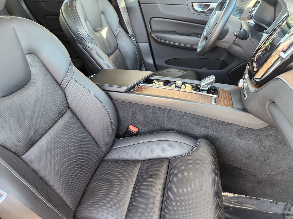 Used 2023 Volvo XC60 B5 Ultimate w/ Climate Package image 4