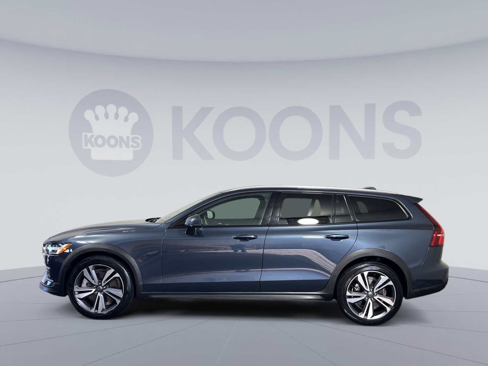 Used 2024 Volvo V60 B5 Cross Country Plus w/ Protection Package Premier image 2