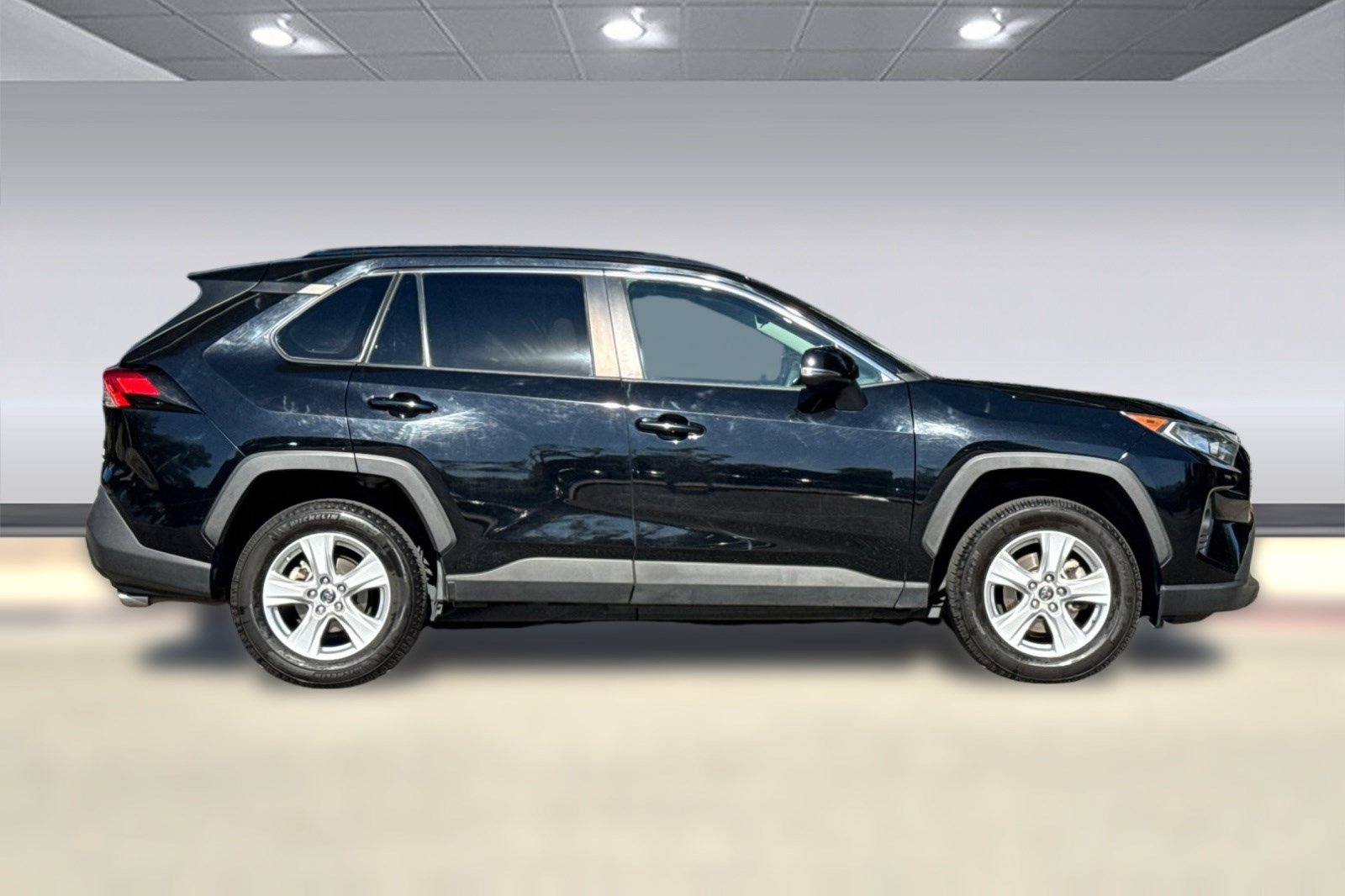Used 2019 Toyota RAV4 XLE w/ All Weather Liner Package AWD/4WD image 8