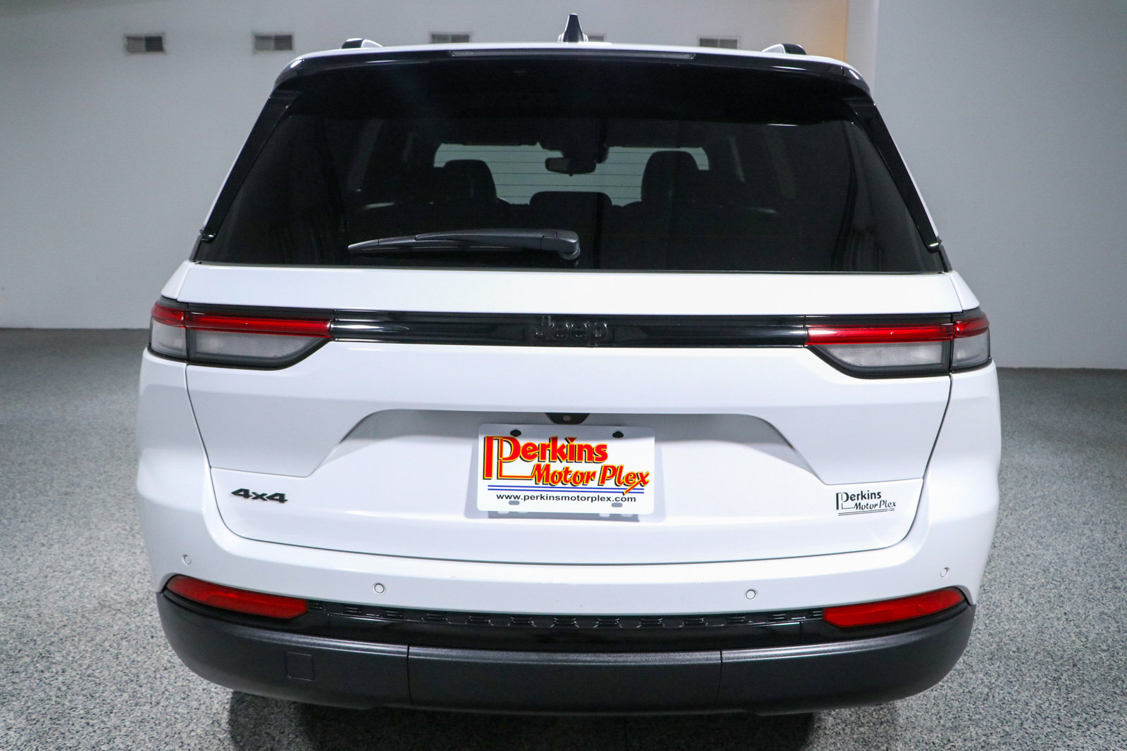 Used 2023 Jeep Grand Cherokee Altitude AWD/4WD image 8