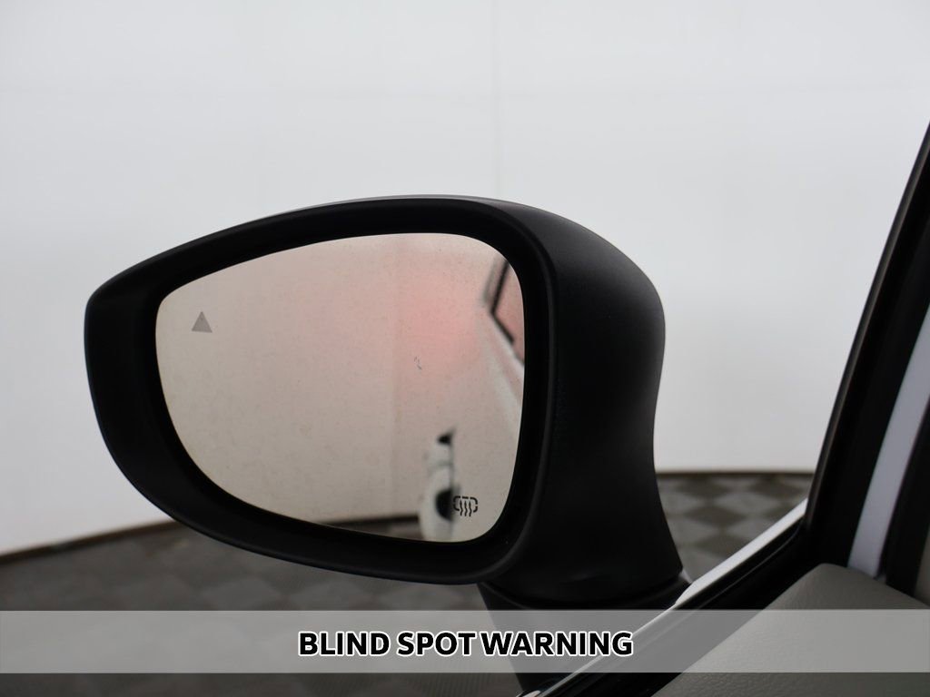 Used 2023 Chrysler Pacifica Touring-L image 4