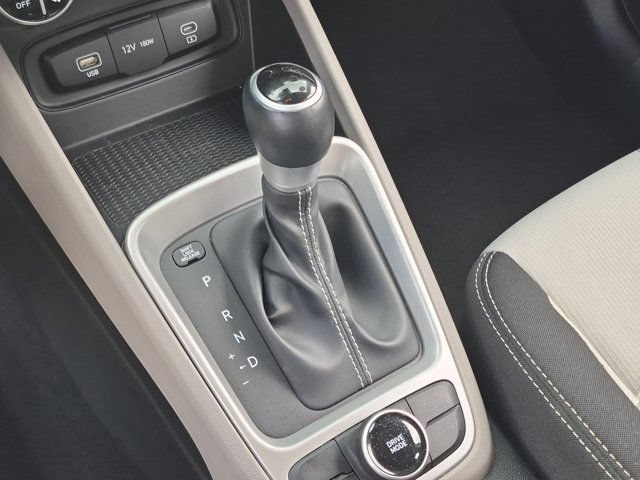 Used 2025 Hyundai Venue SEL FWD image 19