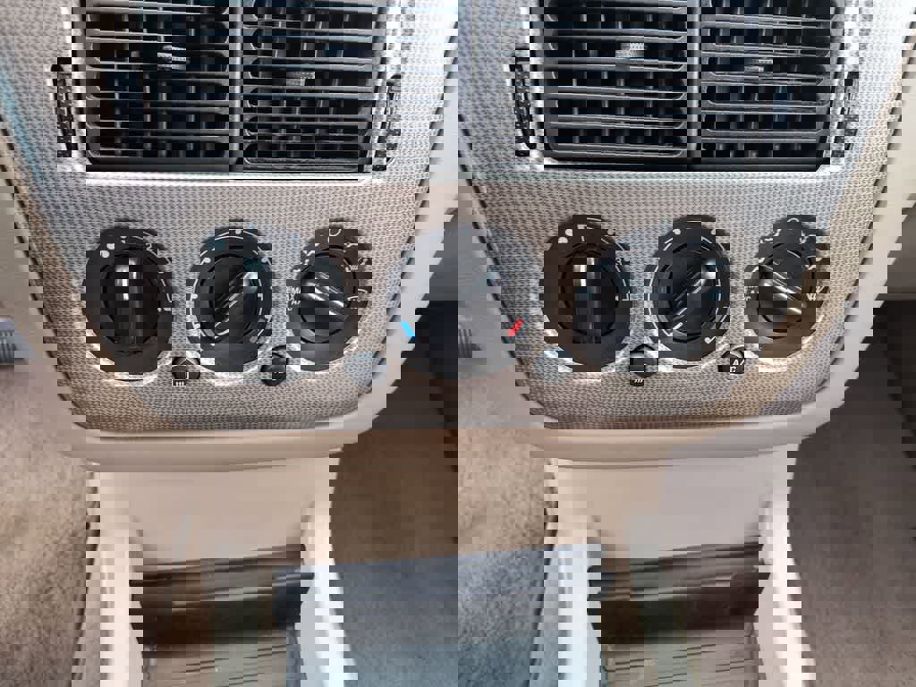 Used 2004 Ford Explorer XLT image 17