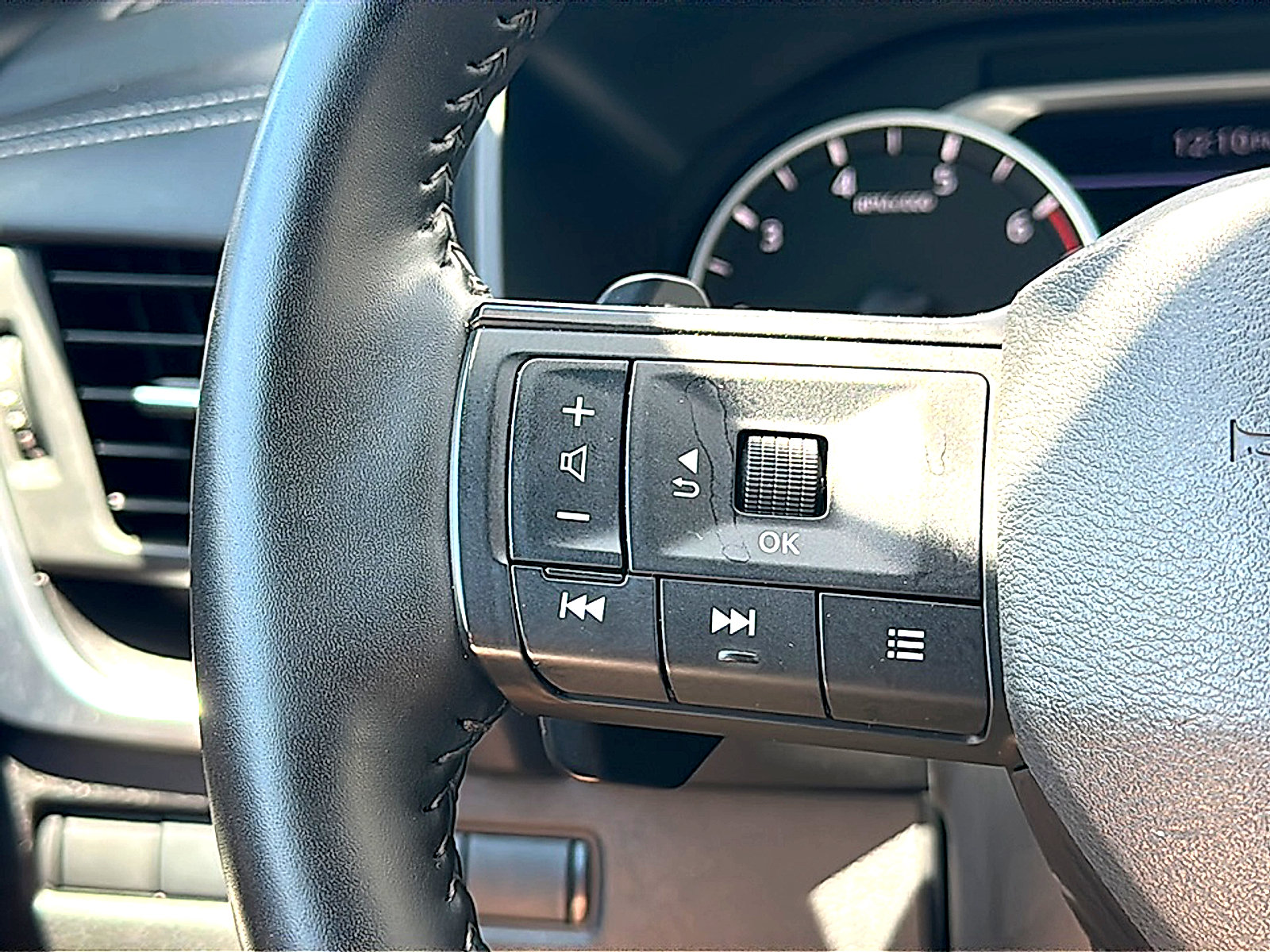 Used 2025 Nissan Rogue SV FWD image 29