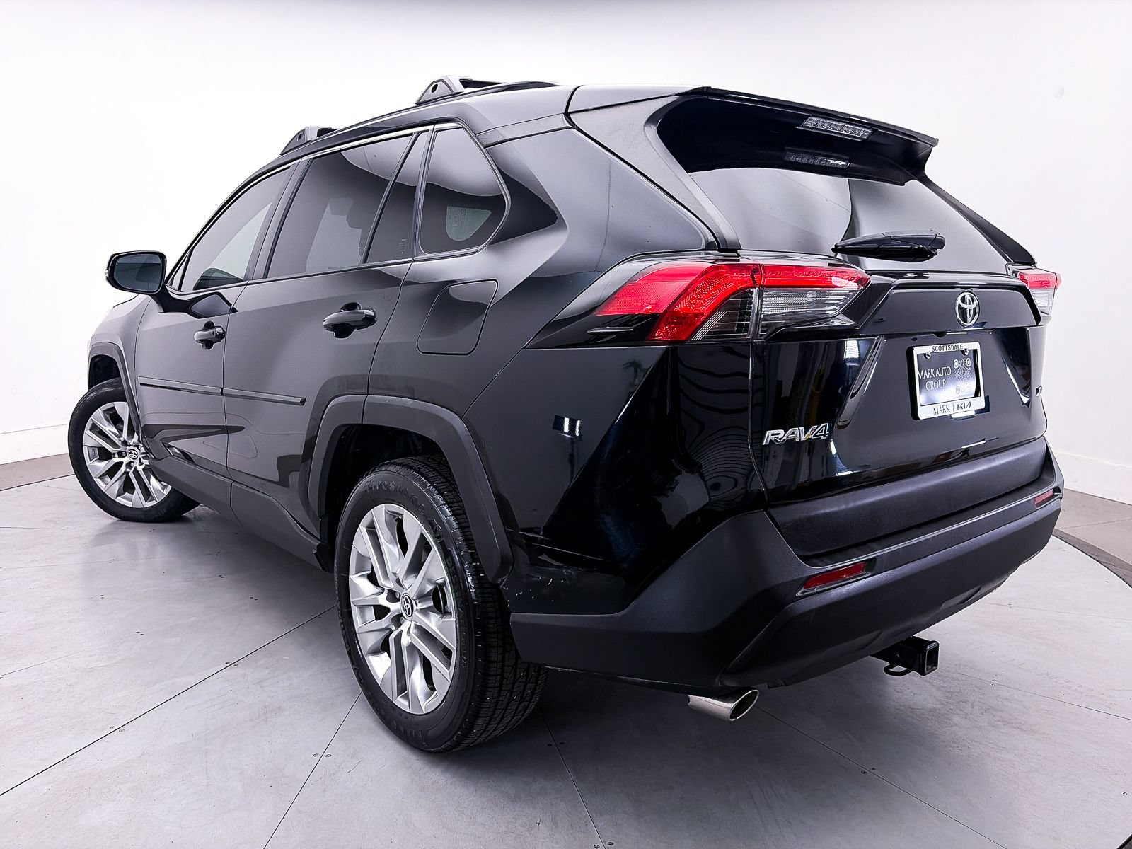 Used 2019 Toyota RAV4 XLE Premium w/ Carpet Mat Package FWD image 2