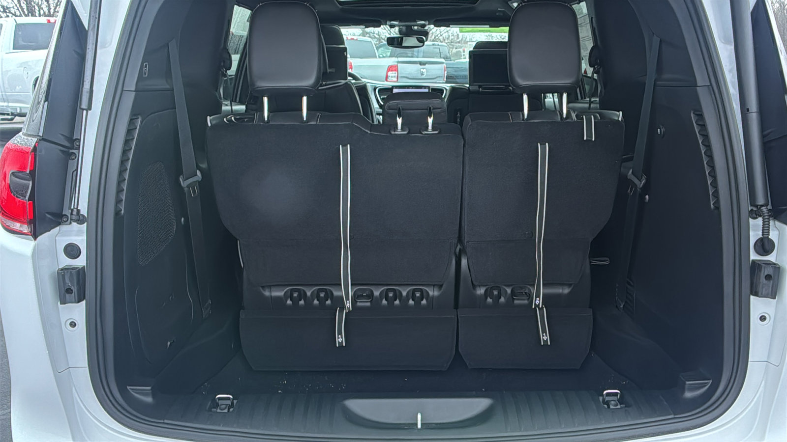 New 2026 Chrysler Pacifica Limited w/ Uconnect Theater Family Group image 17