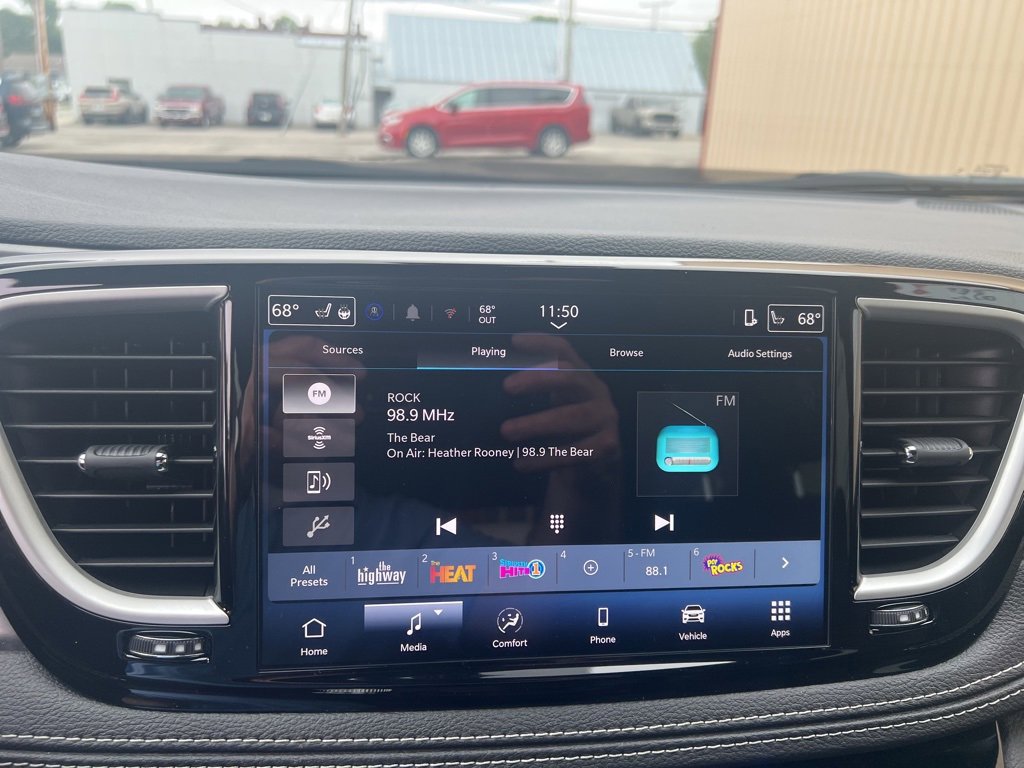 New 2025 Chrysler Pacifica Select image 17