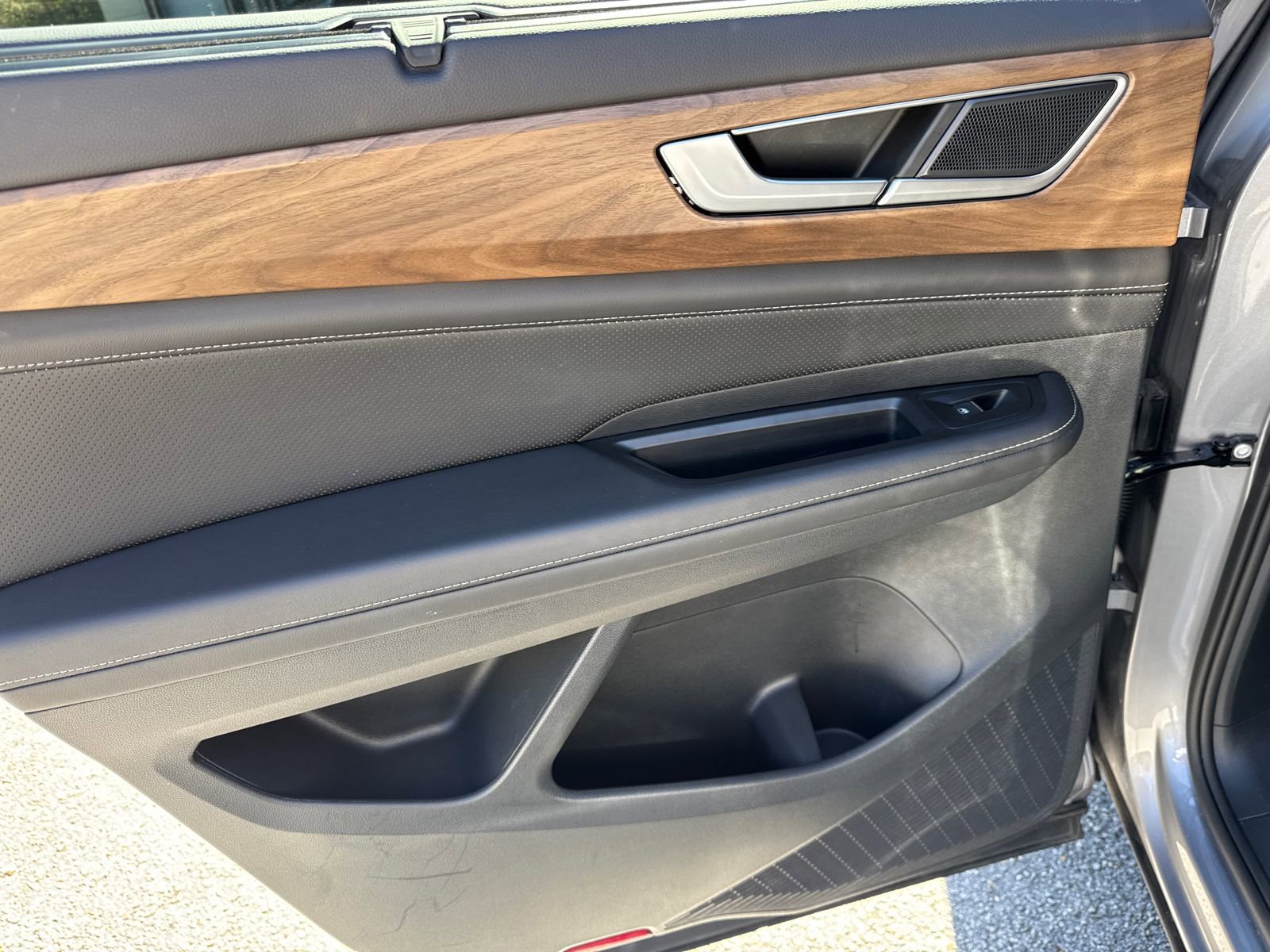 Used 2025 Volkswagen Atlas SE image 22