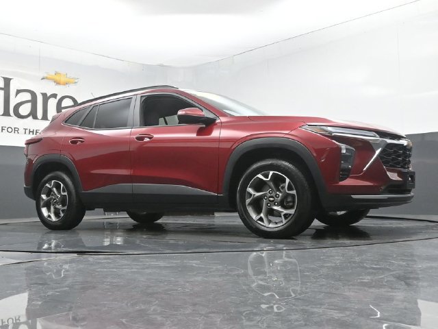 Used 2025 Chevrolet Trax LT FWD image 2