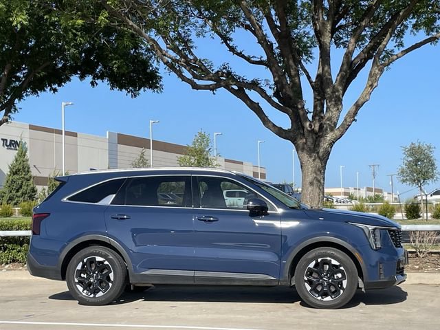 Used 2024 Kia Sorento S w/ Panoramic Sunroof Package FWD image 3