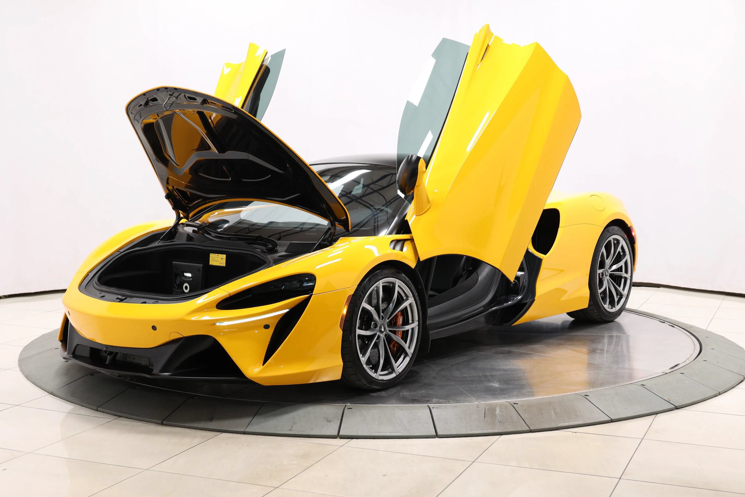 Used 2023 McLaren Artura RWD image 94