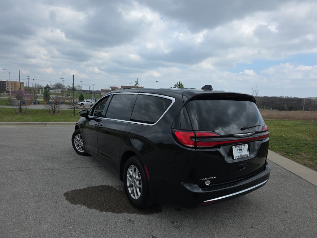 Used 2024 Chrysler Pacifica Touring-L image 7