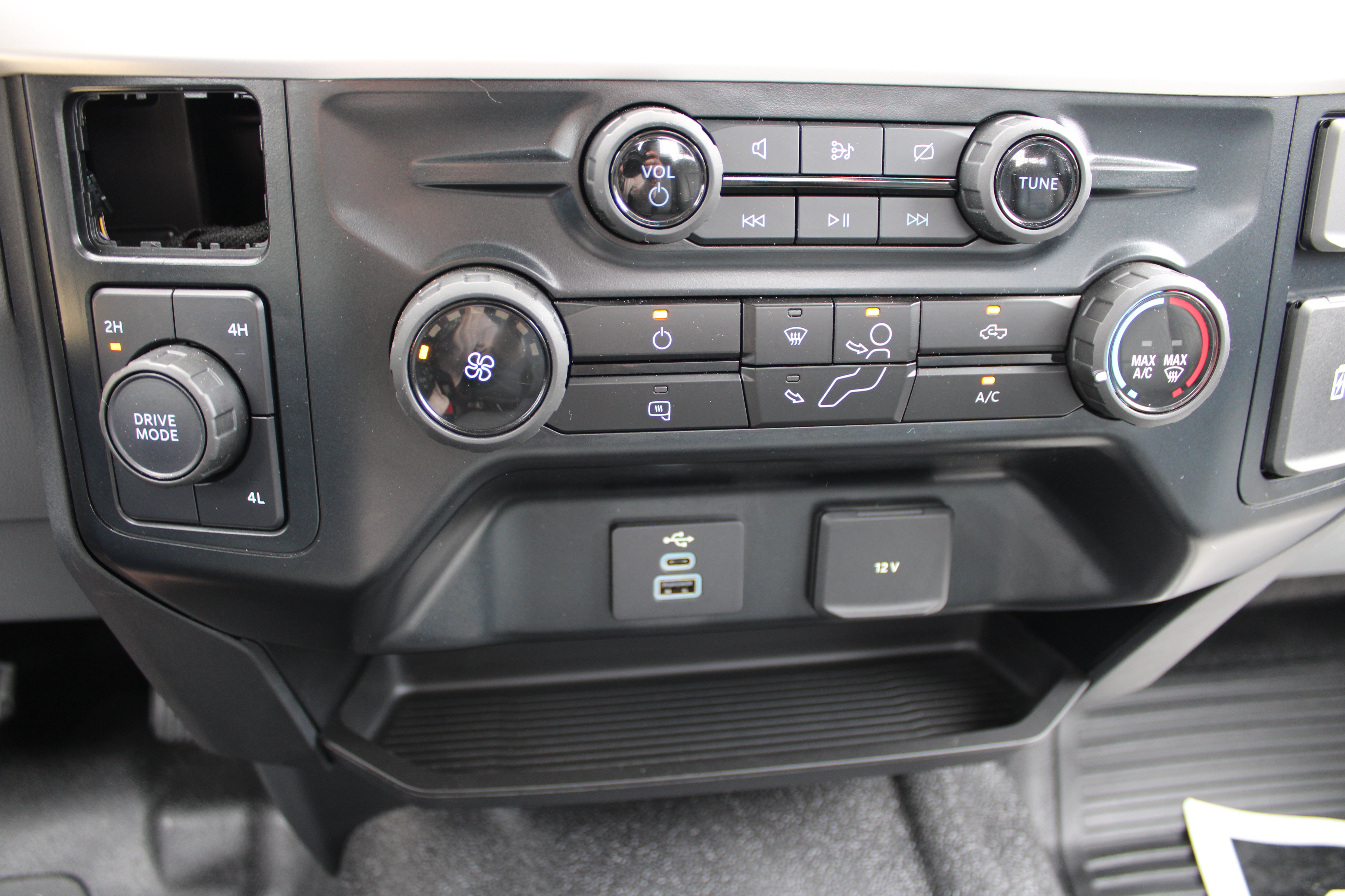 Used 2024 Ford F550 4x4 Regular Cab Super Duty image 13