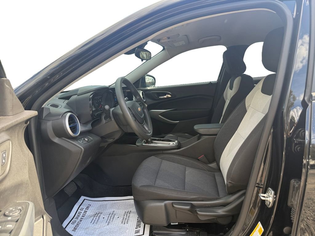 Used 2024 Chevrolet Trax LS w/ LS Convenience Package image 9