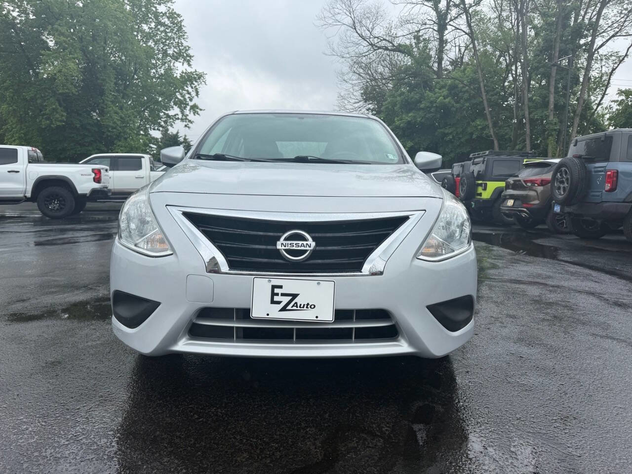 Used 2017 Nissan Versa SV FWD image 3